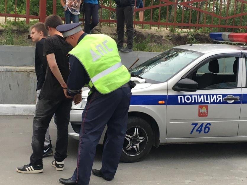 Фото В Челябинске водитель и велосипедист задержали авто-воров с молотком