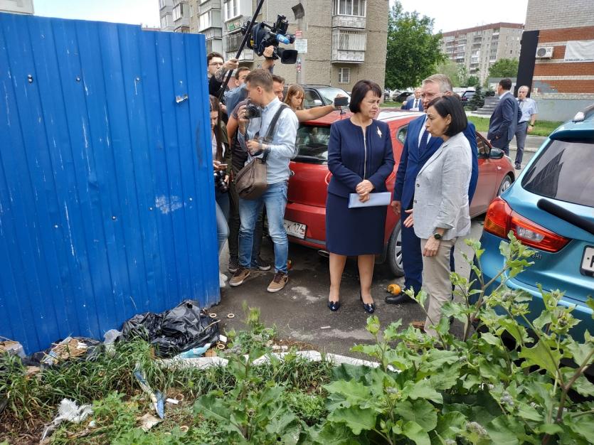 Фото Наталья Котова осматривает мусорные площадки и дворы Челябинска
