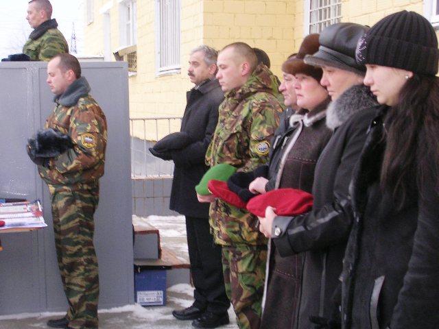 Фото Ордена Мужества и краповые береты посмертно бойцам спецназа