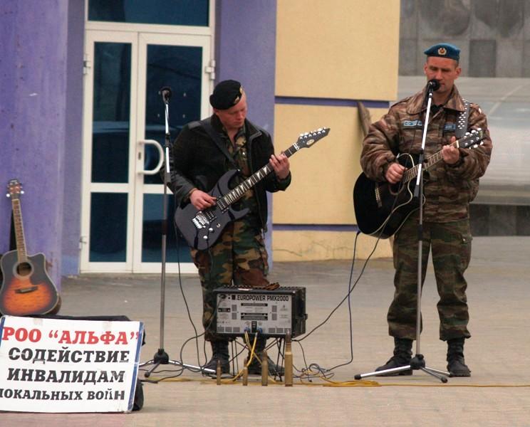 Фото В Челябинске на Кировке в помощь своим боевым товарищам пели ветераны войн 