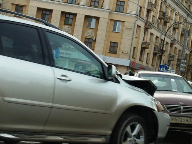 Фото В центре Челябинска столкнулись три иномарки