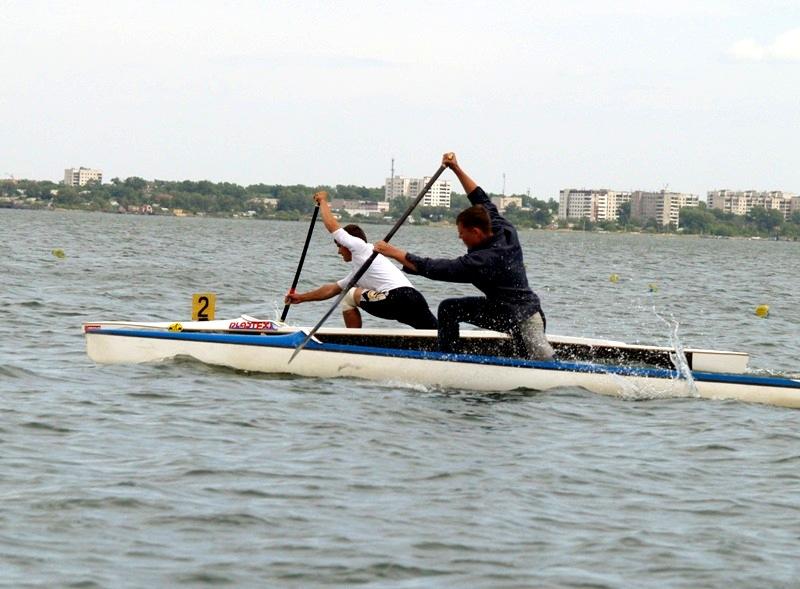 Фото В Челябинске на озере Смолино проходит чемпионат Урала по гребле на байдарках и каноэ