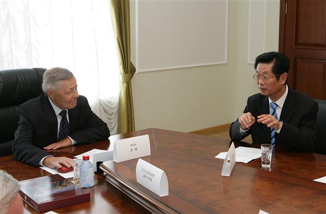 Фото Губернатор Петр Сумин встретился с чрезвычайным послом КНР