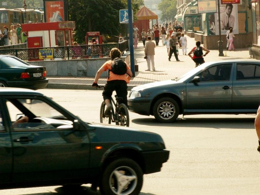 Фото В Челябинске юный велосипедист угодил под иномарку