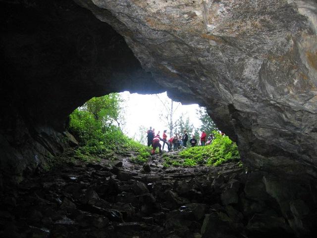 Фото Челябинские спасатели не рекомендуют спускаться в пещеры без инструктора