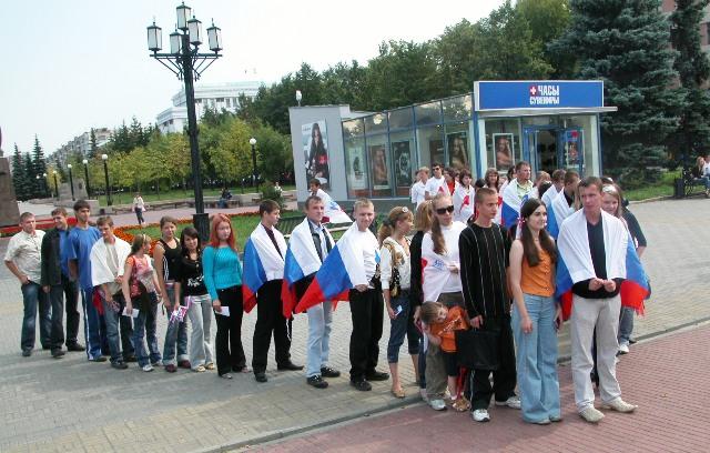 Фото В Челябинске о Дне флага напомнили флешмобами