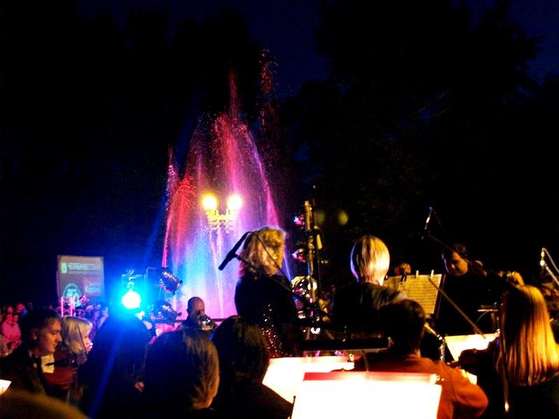 Фото В честь юбилея Челябинского концертного объединения в городе запели фонтаны 
