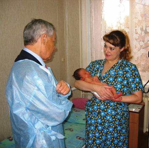 Фото В Челябинске Петр Сумин посетил 40-тысячную малышку и ее маму
