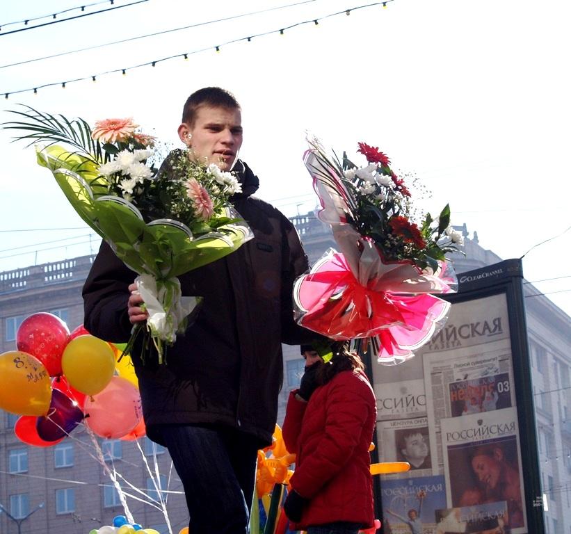 Фото Виктор Рашников поздравляет женщин Магнитки с Днем 8 марта