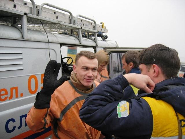 Фото Челябинские спасатели проводят практические уроки спасения утопающего