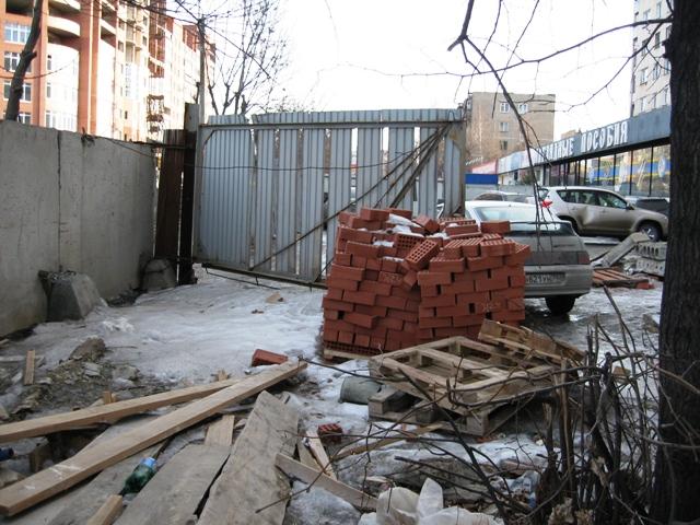 Фото В Челябинске воротами на стройплощадке разбило частное авто 