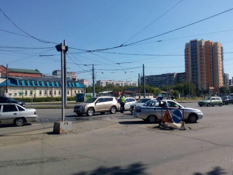 Фото Движение в центре Челябинска парализовало из-за двойного ДТП