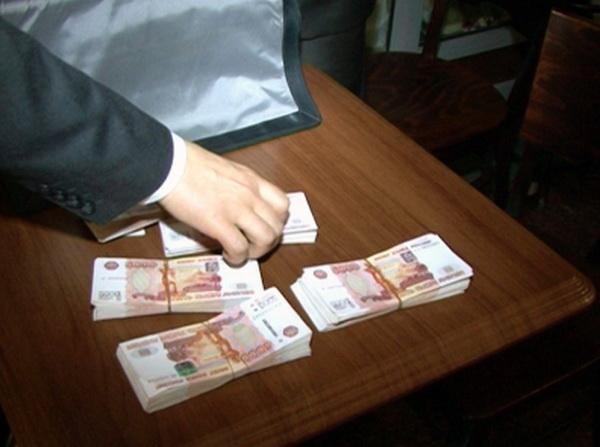 Фото В Челябинске задержаны двое мошенников при попытке дать 400 тысяч полицейским