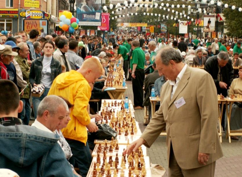 Фото В День города - в Челябинске шахматы на 272-х досках