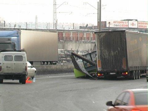 Фото В Челябинске перевернулся грузовик