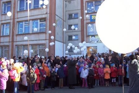 Фото В челябинской школе прозвучали гудки в память о погибших детях Земли