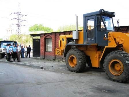 Фото В Челябинске начался снос торгового павильона возле ЗАГСа Тракторозаводского района