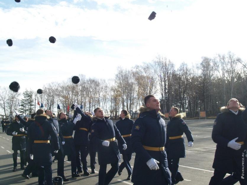 Фото В Челябинском военном училище штурманов проводили в войска молодых лейтенантов