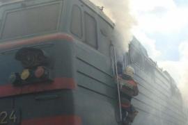 Фото На Комсомольской площади в Магнитогорске загорелся электровоз