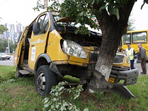 Фото В Челябинске водитель маршрутной «Газели» врезался в дерево – пострадало три человека