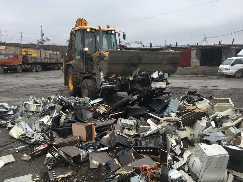 Фото В Челябинске тяжелая техника раздавила 557 единиц игорного оборудования