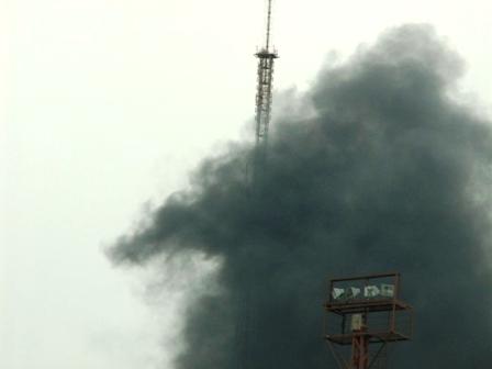 Фото В Челябинске крупный пожар – на площади 1,5 тысячи квадратных метров горят покрышки
