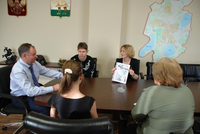 Фото Юные журналисты взяли интервью у известного выпускника своей школы – Бориса Видгофа
