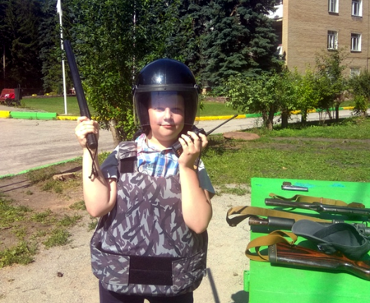 Фото Челябинские полицейские посадили детей в патрульную машину и показали оружие