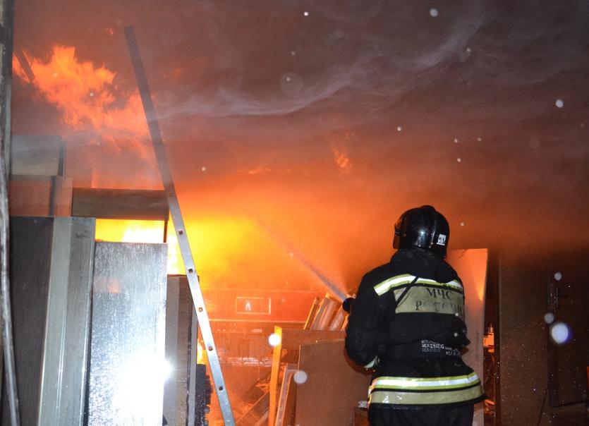Фото Огнеборцы Челябинска ликвидируют крупный пожар на ЧЭМК