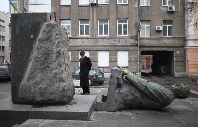 Фото На Украине набирает обороты война памятников