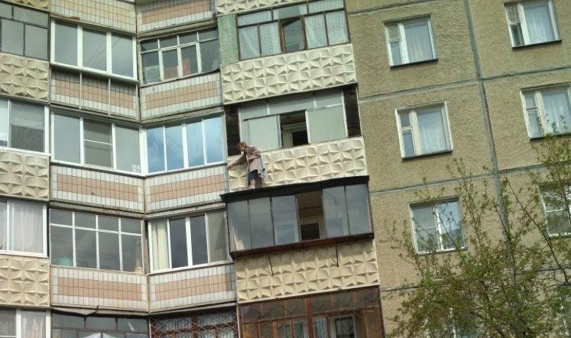 Фото В Челябинске с балкона четвертого этажа сняли «гуляющую» бабушку