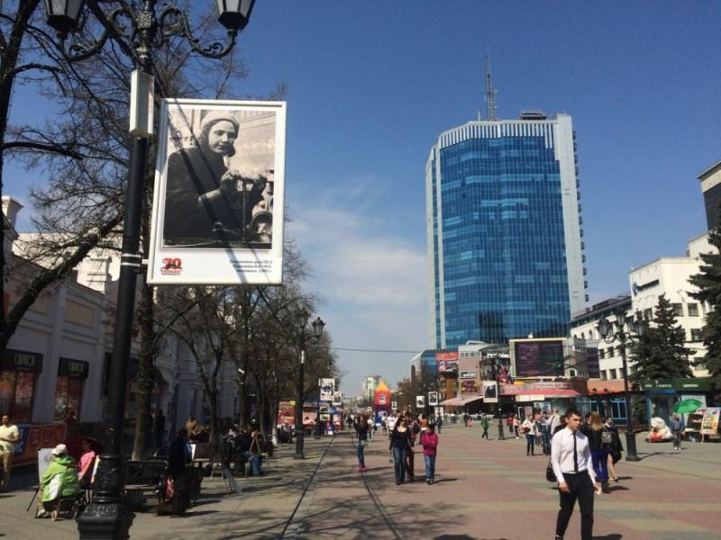 Фото На месяц архивные фото военного времени заменили наружную рекламу на Кировке в Челябинске