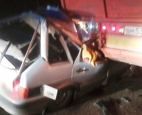 Фото Под Кыштымом ВАЗ врезался в грузовой автопоезд, погибли мать и сын
