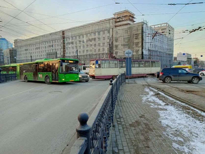 Фото Названа причина схода трамвая с рельсов в центре Челябинска