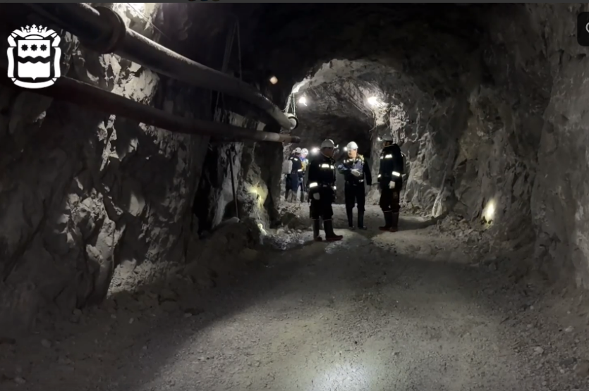 Фото  Судьба 13 амурских горняков, заблокированных в шахте, остается неизвестной 