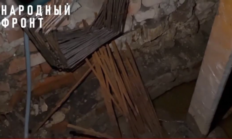 Фото Жители подтапливаемого дома в Челябинске вынуждены сами откачивать воду