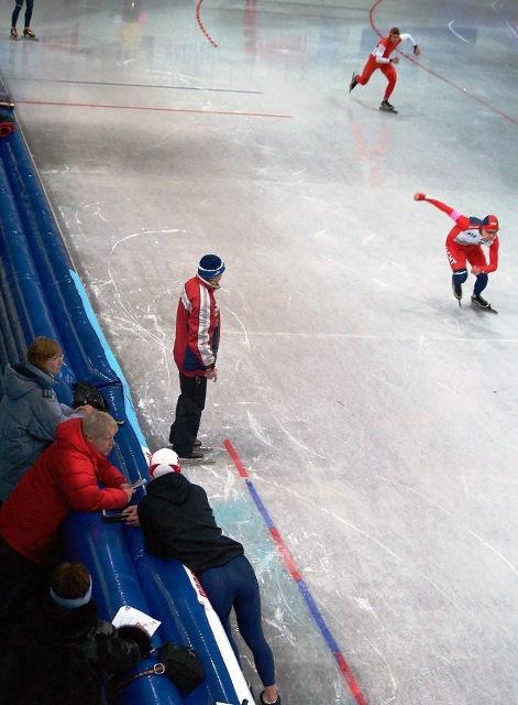 Фото Судей и волонтеров чемпионата Европы по скоростному бегу на коньках в Челябинске оденут в фирменную форму