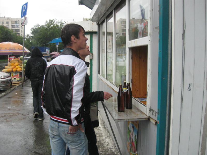 Фото В Бакале продавцу придется заплатить штраф за продажу алкоголя несовершеннолетним