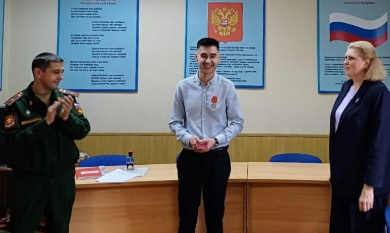 Фото Герою СВО в Челябинске торжественно вручили медаль Жукова