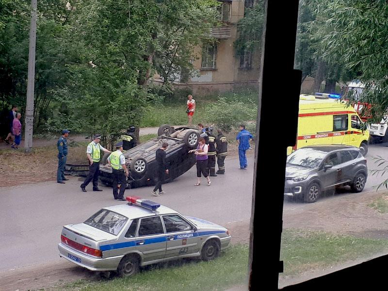 Фото Утренний перевертыш: в Челябинске автоледи уложила свою машину «на лопатки»