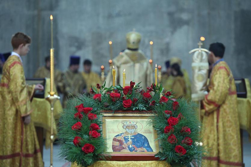 Фото В стенах строящегося Христорождественского собора Челябинска совершили первую литургию