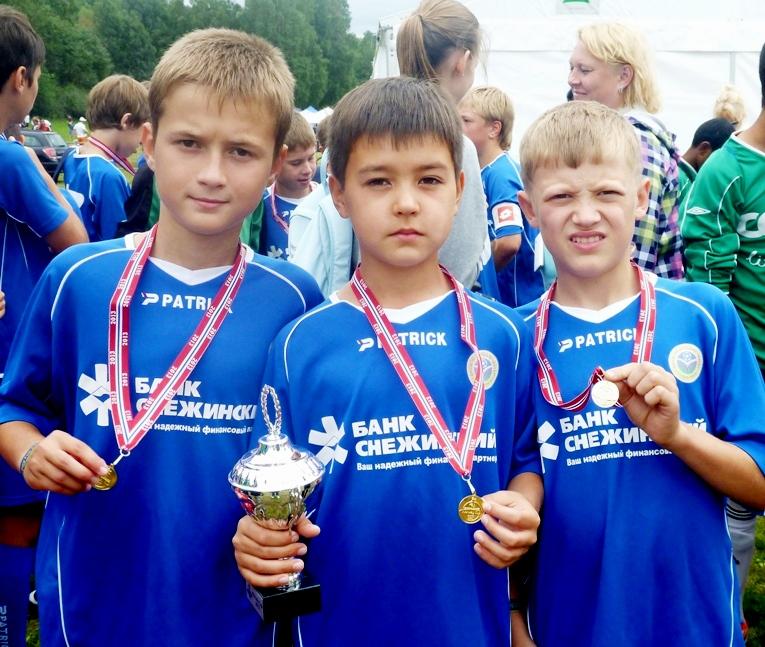 Фото Банк «Снежинский» подарил юным футболистам велосипеды