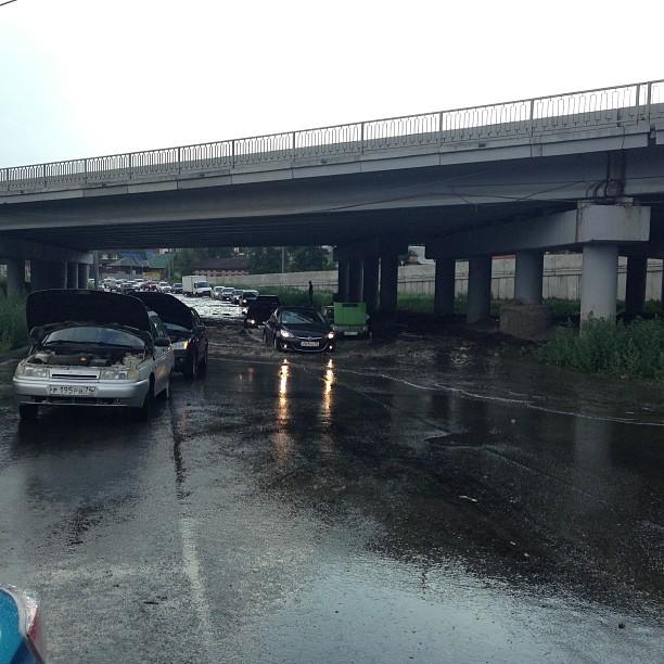 Фото Улицы Челябинска после дождя превращаются в реки, автомобили – в подводные лодки ФОТО, ВИДЕО