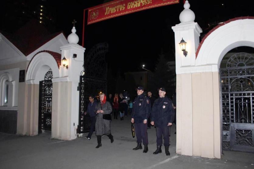Фото Полиция Челябинска обеспечила безопасность горожан в пасхальную ночь