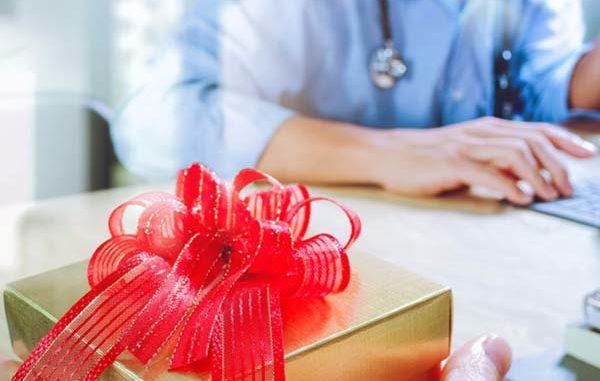 Фото Единороссы намерены сохранить право учителей и врачей принимать подарки