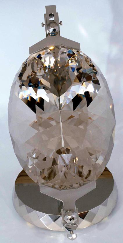 Фото Уральский мастер огранил кристалл горного хрусталя идеальной чистоты весом в 35 тысяч карат