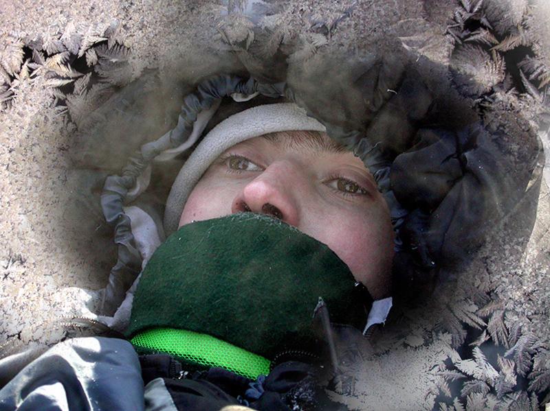 Фото В маске Минеева можно с комфортом спать в сугробе