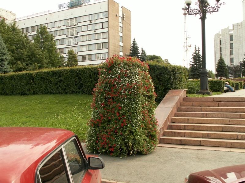 Фото В Челябинске корзины с цветами и вертикальные клумбы