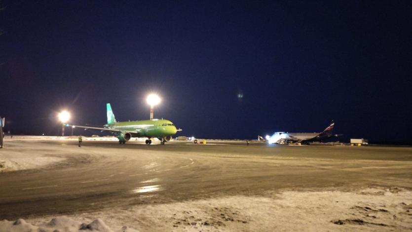 Фото Аэропорт Челябинска закрыт до 12 часов. Школьники, отправляющиеся в Артек, ждут открытия гавани