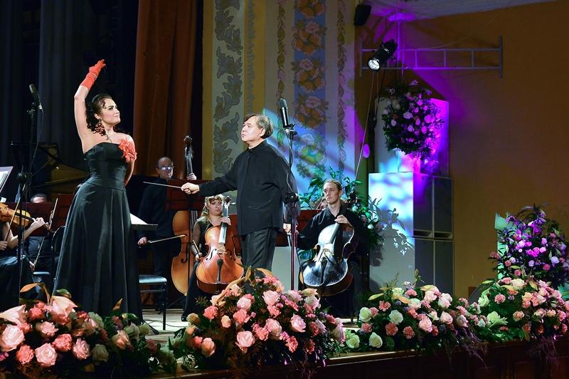 Фото Штраус, оркестр и цветы - в Челябинской филармонии